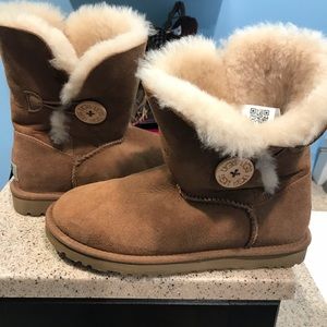 Size 5 Ugg Bailey boots